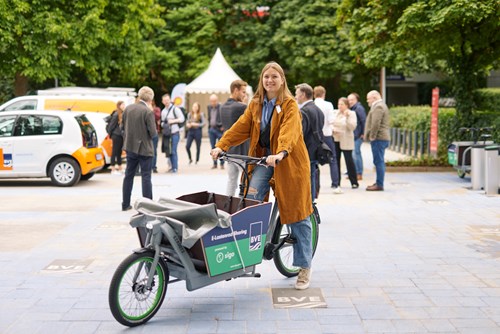 Frau mit Lastenrad