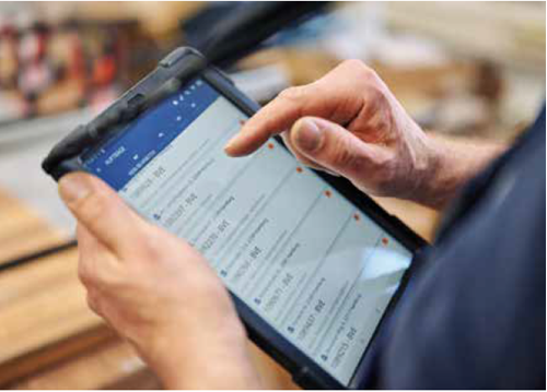 Hände mit Tablet